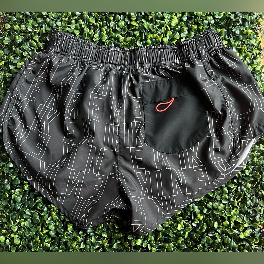 Nike women’s running shorts Black size medium - Picture 3 of 3